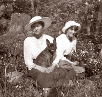 Вел.княжны Татьяна и Анастасия с франц.бульдогом 1917