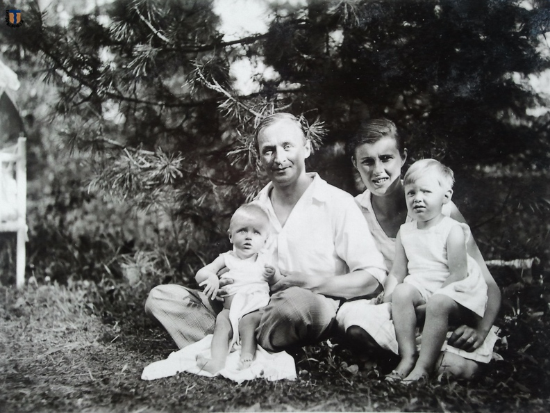 Вл. Щепанский с женой и детьми. Архив М. Соболевской.jpg