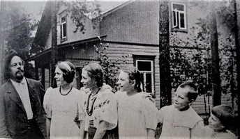 Е.Н.Чириков с семьей на даче в Неуволе