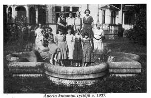 Вилла Эргардта. фонтан. Девушки ткацких мастерских Ауэра 1937