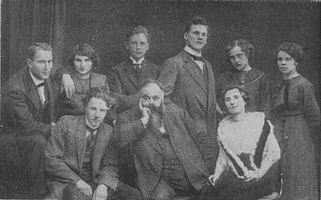 Ульяс Хаккарайнен крайний слева. 1913г. ансамбль оперетты