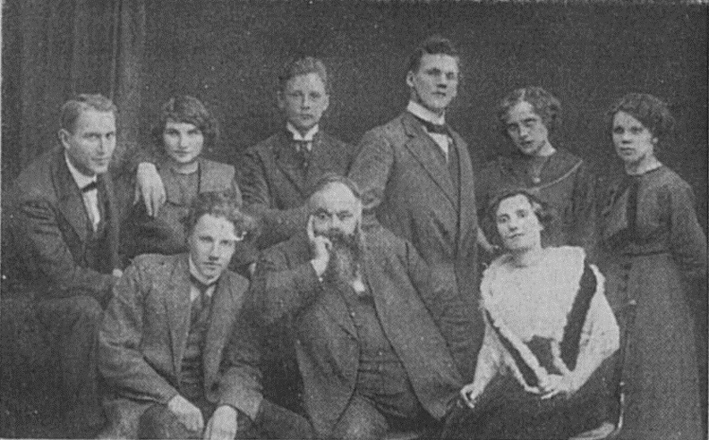 Ульяс Хаккарайнен крайний слева. 1913г. ансамбль оперетты.jpg