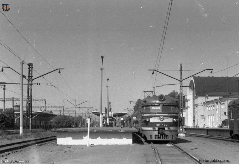 Станция Зеленогорск, начало 1980-х г.г. Старые металлические опоры 1951 года установки вдоль путей приёма электричек и новые железобетонные П-образные опоры 1973 года установки над грузовыми путями (на дальнем плане слева). Фото: Романов Б.Г.