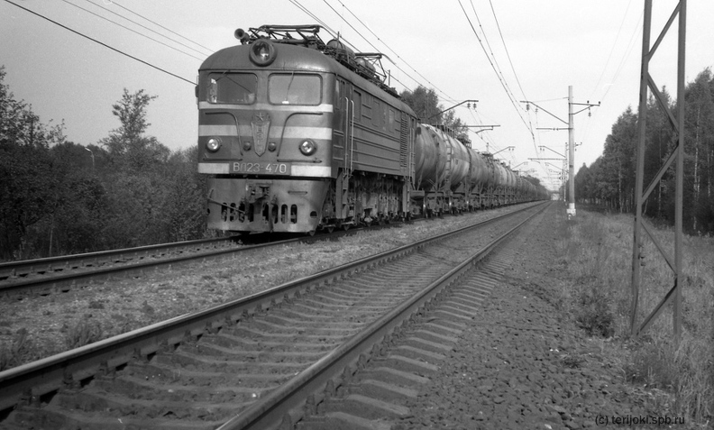 Электровоз ВЛ23-470 с грузовым поездом на перегоне Зеленогорск-Белоостров. Фото: Д. Верёвкин, 30 мая 1992 г.