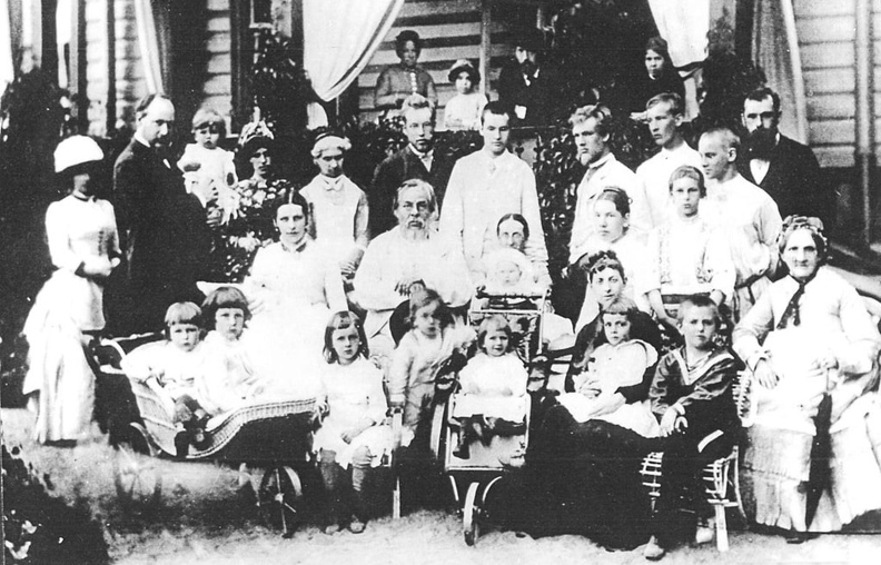 С. П. Боткин с семьей на даче