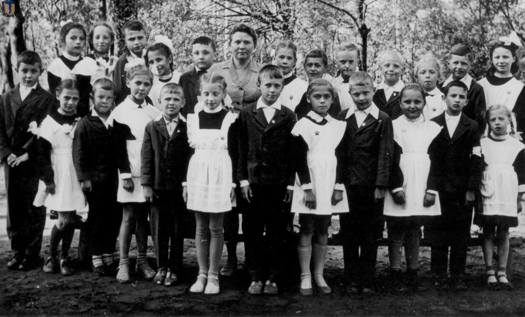 Рядом со школой вместе с первой учительницей, весна 1966 г.