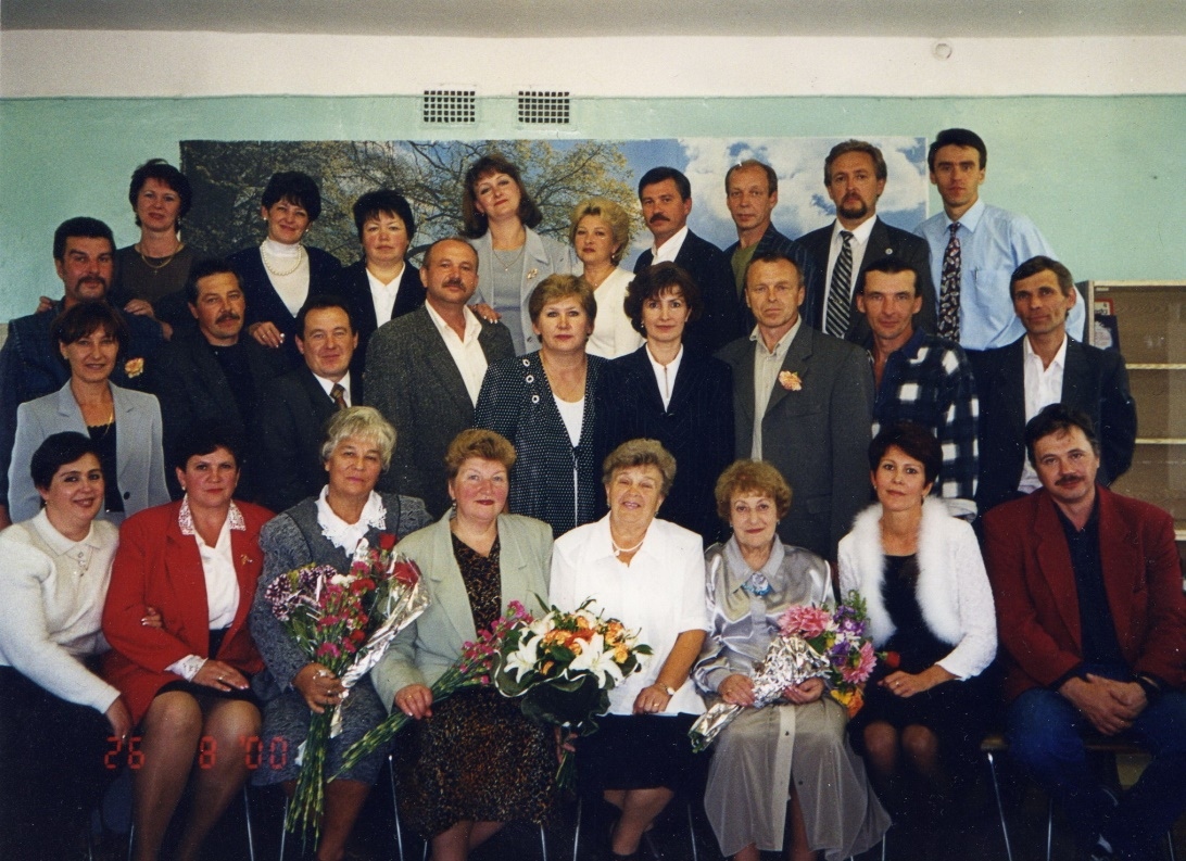 В школе вместе с любимыми учителями, лето 2000 г.